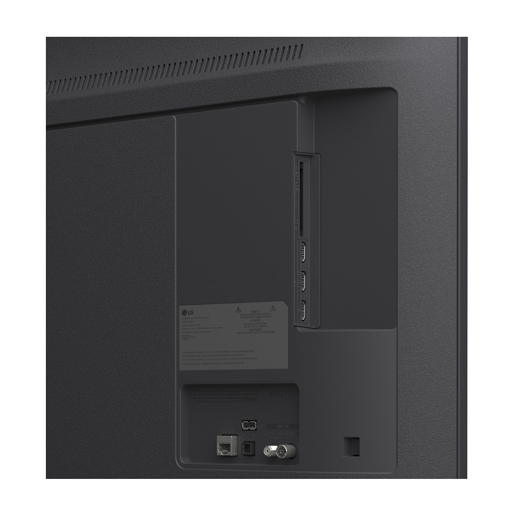 Vista posteriore di una TV LG grigio scuro. Porte, etichette e avvertenze visibili. Include HDMI, antenna e altri ingressi.