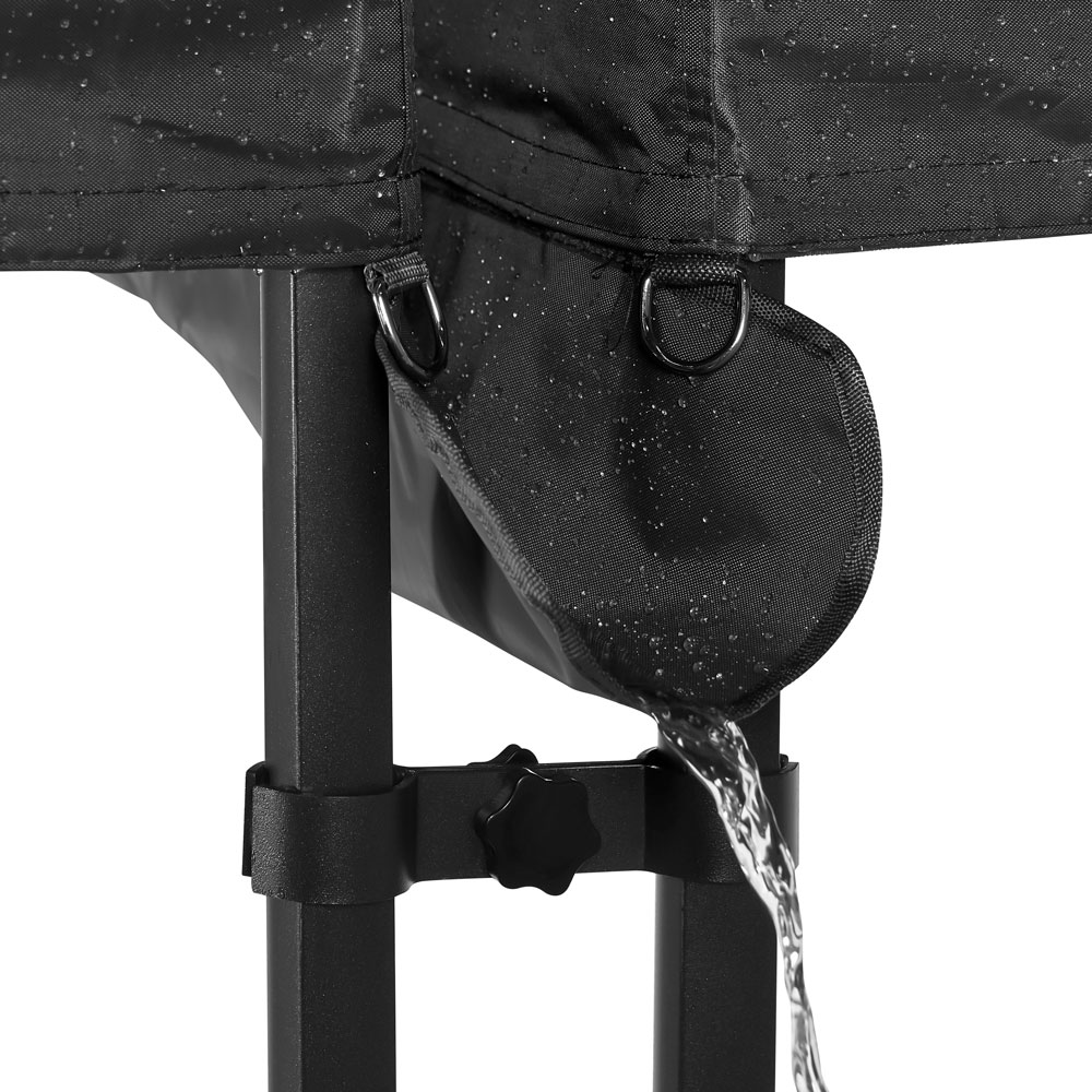 Zwart afdak met water dat uit een tuit stroomt. Metalen frame en waterdruppels zijn zichtbaar. De scène is close-up.