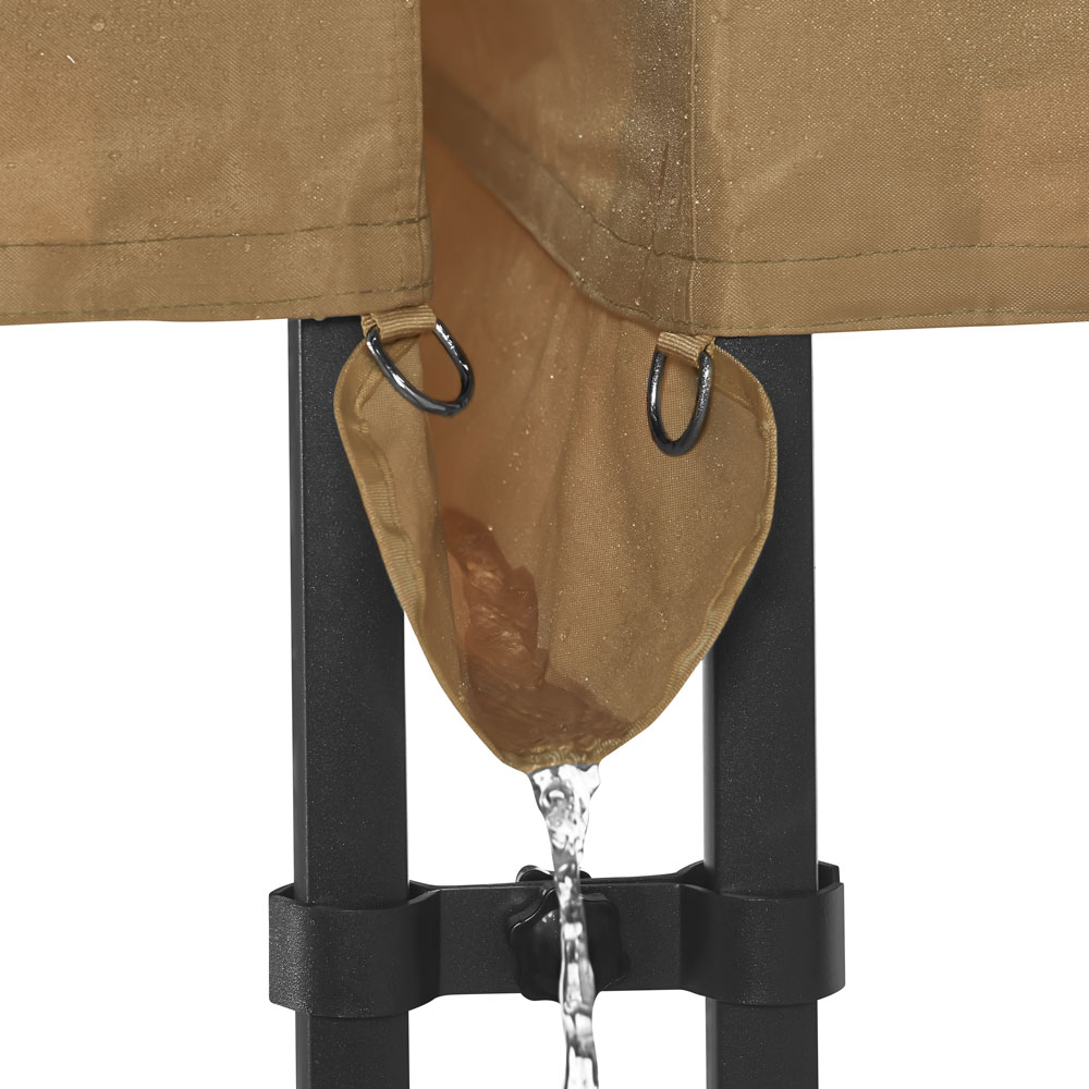 Een bruin stoffen luifel met waterdruppels, metalen ringen en een waterstroom die naar beneden stroomt, ondersteund door een zwart metalen frame.