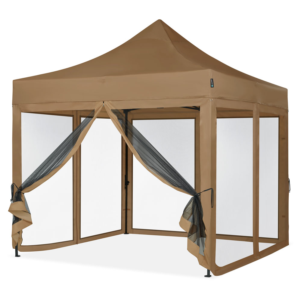 Een beige pop-up tent met zwarte gordijnen. De tent heeft een puntig dak en open zijkanten. De gordijnen zijn vastgebonden.