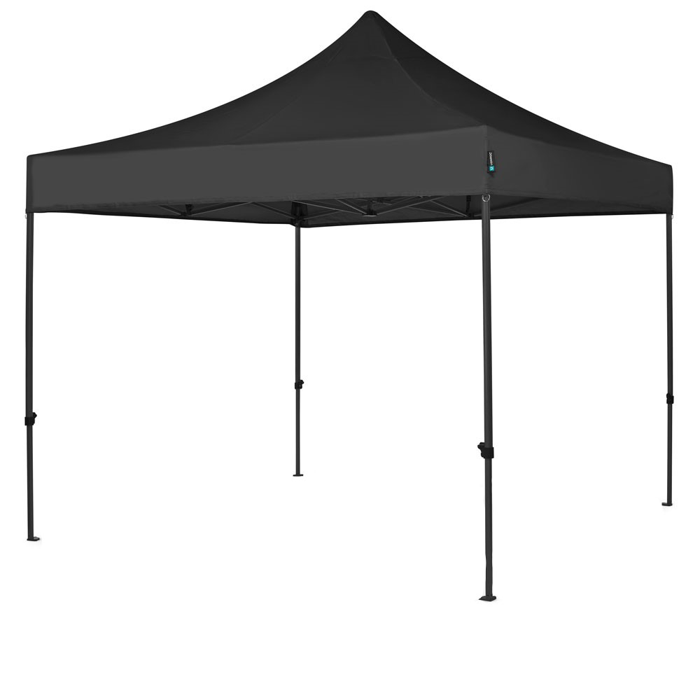 Een zwarte pop-up tent op een witte achtergrond. Het heeft een puntdak en vier steunpalen. De tent is eenvoudig en schoon.
