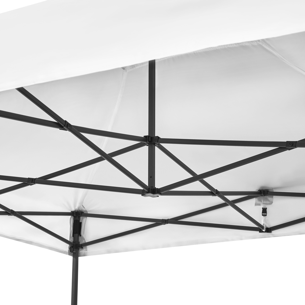 Een wit luifelframe met een wit stoffen dak wordt getoond. Het frame is zwart. De afbeelding is een close-up van onderaf.