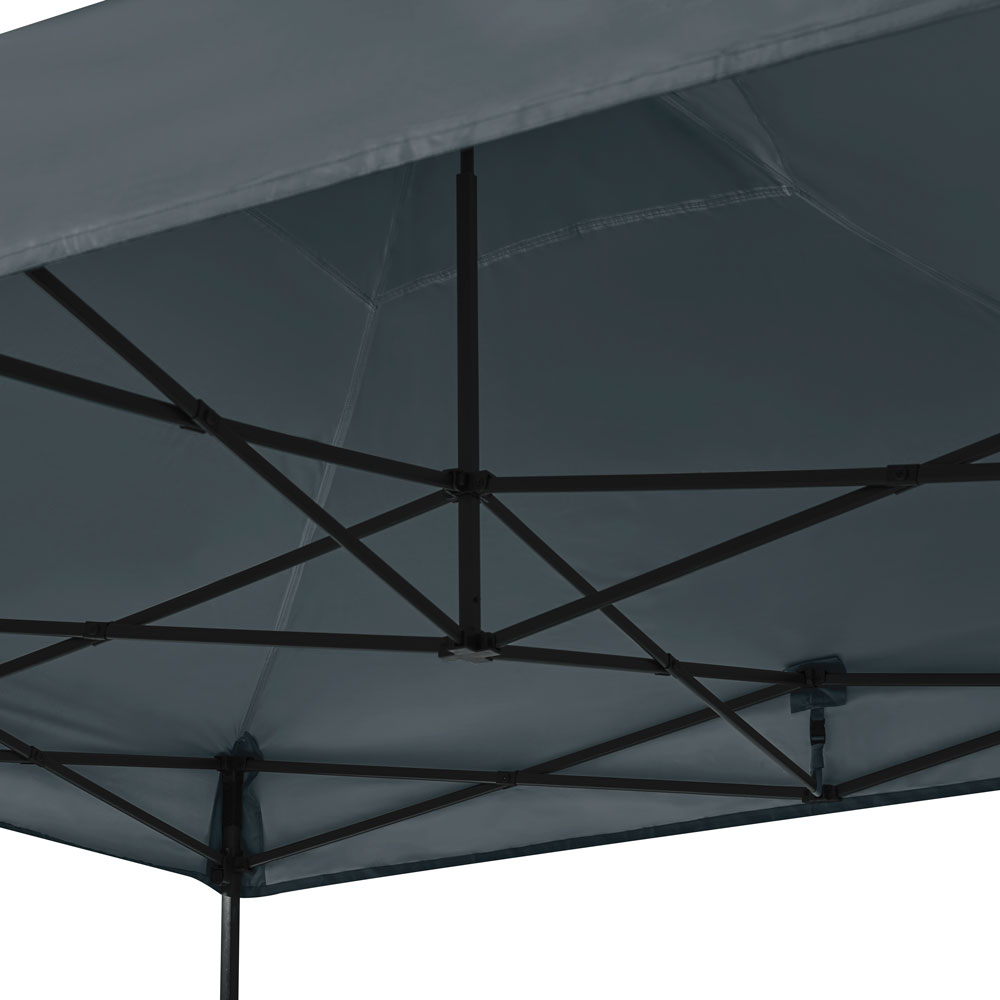 Van onderaf gezien een grijze luifel. Zwart metalen frame ondersteunt de stof. De structuur ziet er stevig en goed geconstrueerd uit.