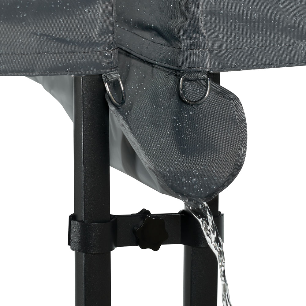 Water stroomt uit een grijze luifel met metalen ringen. De luifel staat boven een zwart metalen frame met een knop.