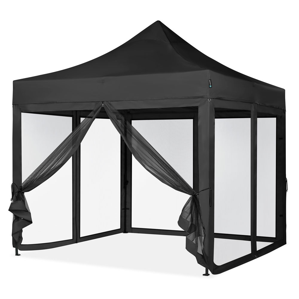 Een zwarte gazebo met een puntdak. Doorzichtig zwart weefsel hangt uit de hoeken. De zijkanten zijn transparant.