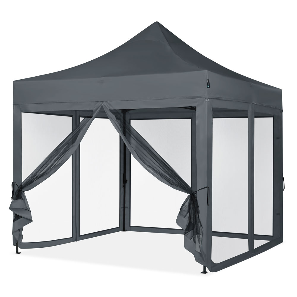 Een grijze buitentent met netgordijnen. De tent heeft een puntdak en heldere panelen. Gordijnen zijn vastgebonden.