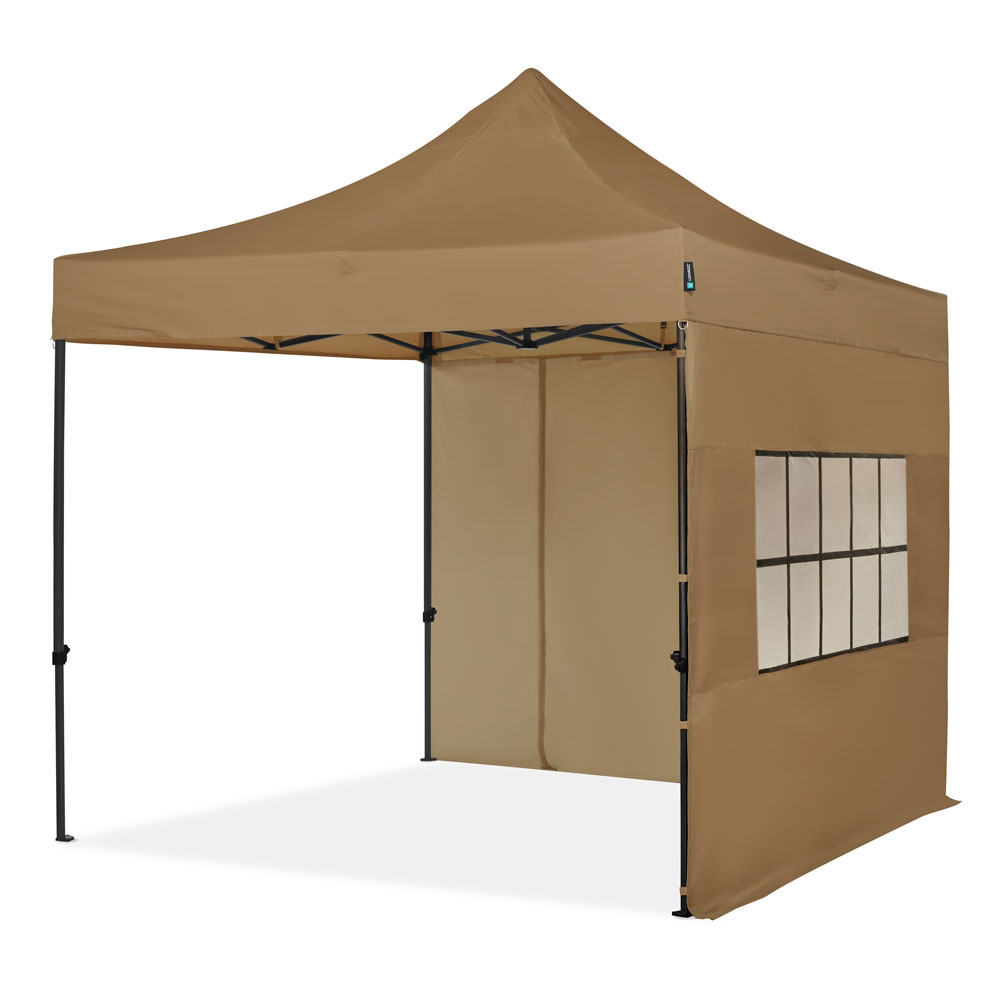 Een bruingeel pop-up tent met een raam. De tent heeft een puntig dak en een zwart metalen frame.