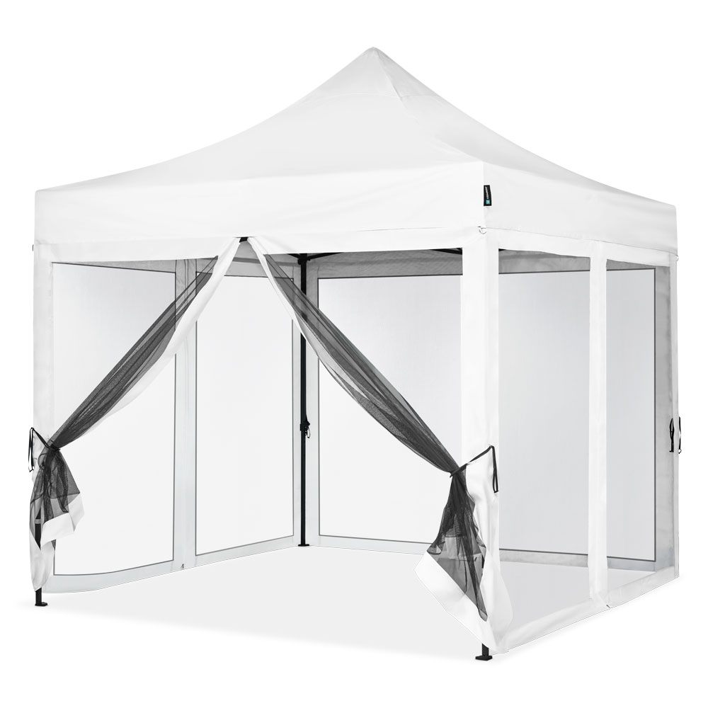 Een witte pop-up gazebo met zwarte gordijnen van gaas. De gazebo heeft een puntdak en transparante zijpanelen. De gordijnen zijn vastgebonden.