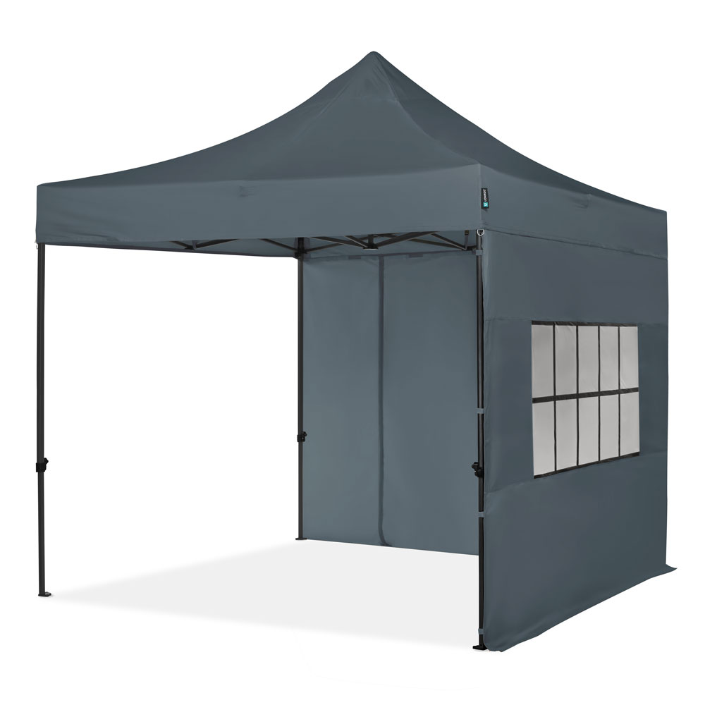Een grijze pop-up tent met een puntdak en een raam. Het heeft een zwart frame. De achtergrond is wit.