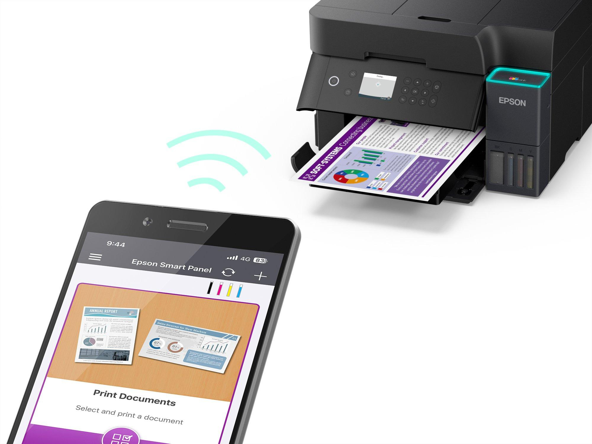 Uno smartphone mostra le opzioni di stampa, segnale wireless a una stampante. La stampante sta stampando.
