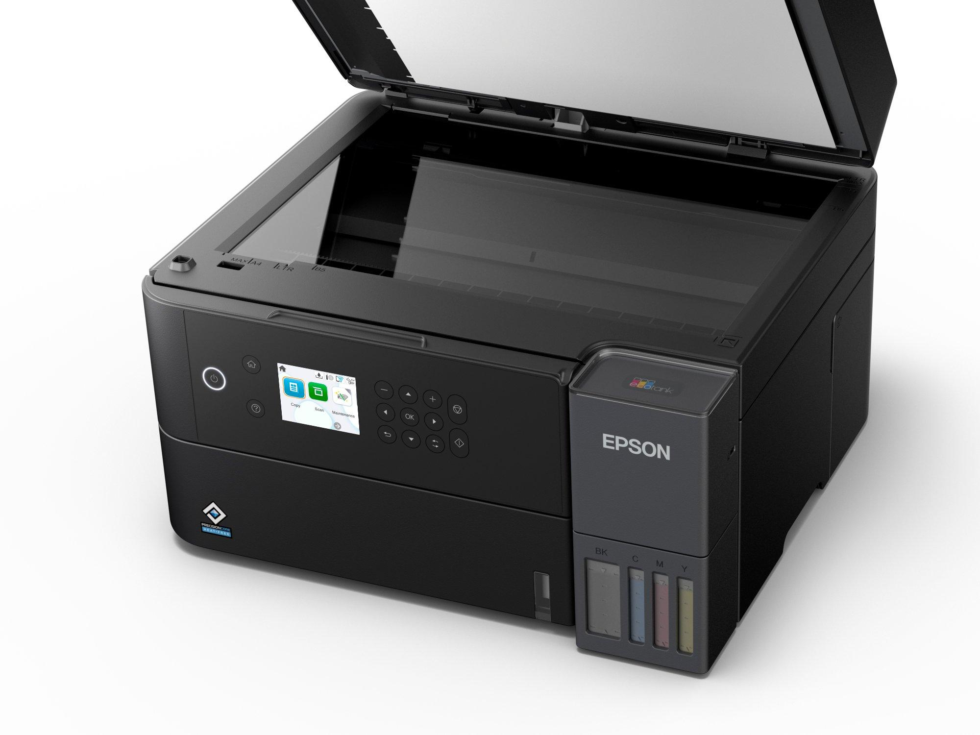 Una stampante Epson nera con la parte superiore aperta. Ha uno schermo e serbatoi d'inchiostro. Lo sfondo è bianco.