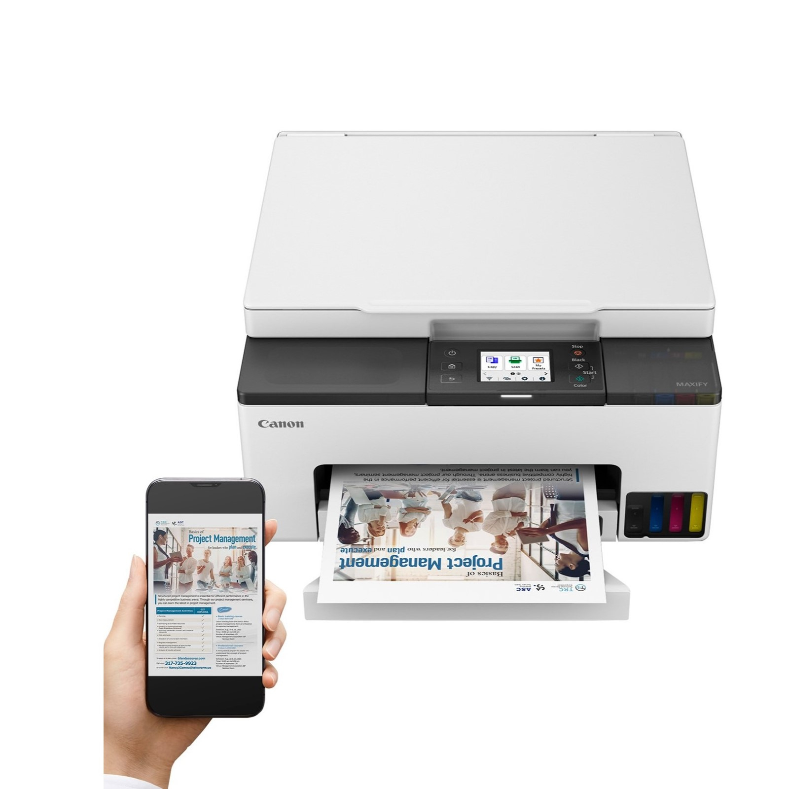 Una stampante Canon MAXIFY è mostrata con un documento stampato e un telefono che mostra un annuncio di gestione progetti.