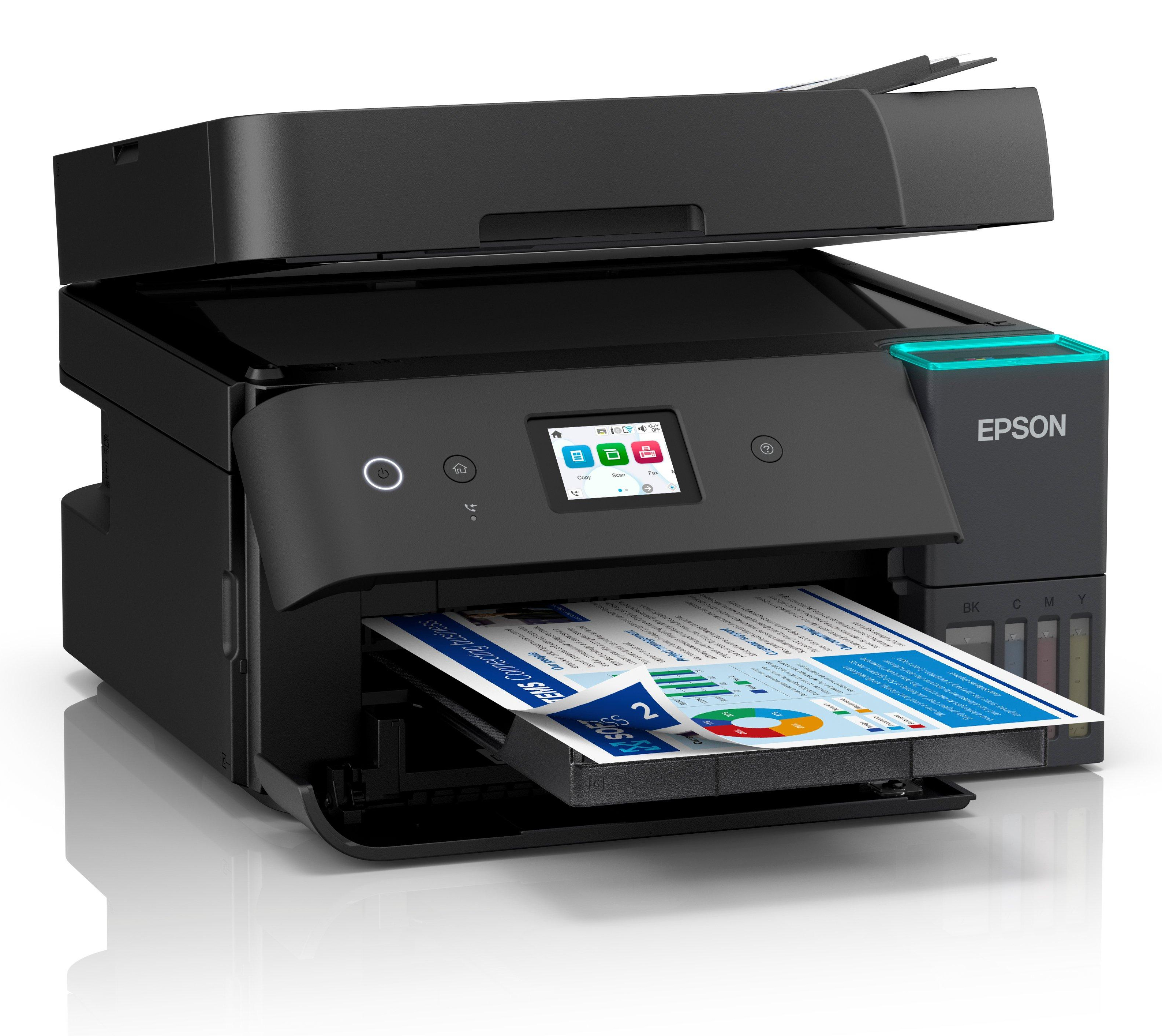 Una stampante Epson nera con un vassoio di carta contenente un documento. Lo schermo mostra delle icone. Il coperchio superiore è aperto.