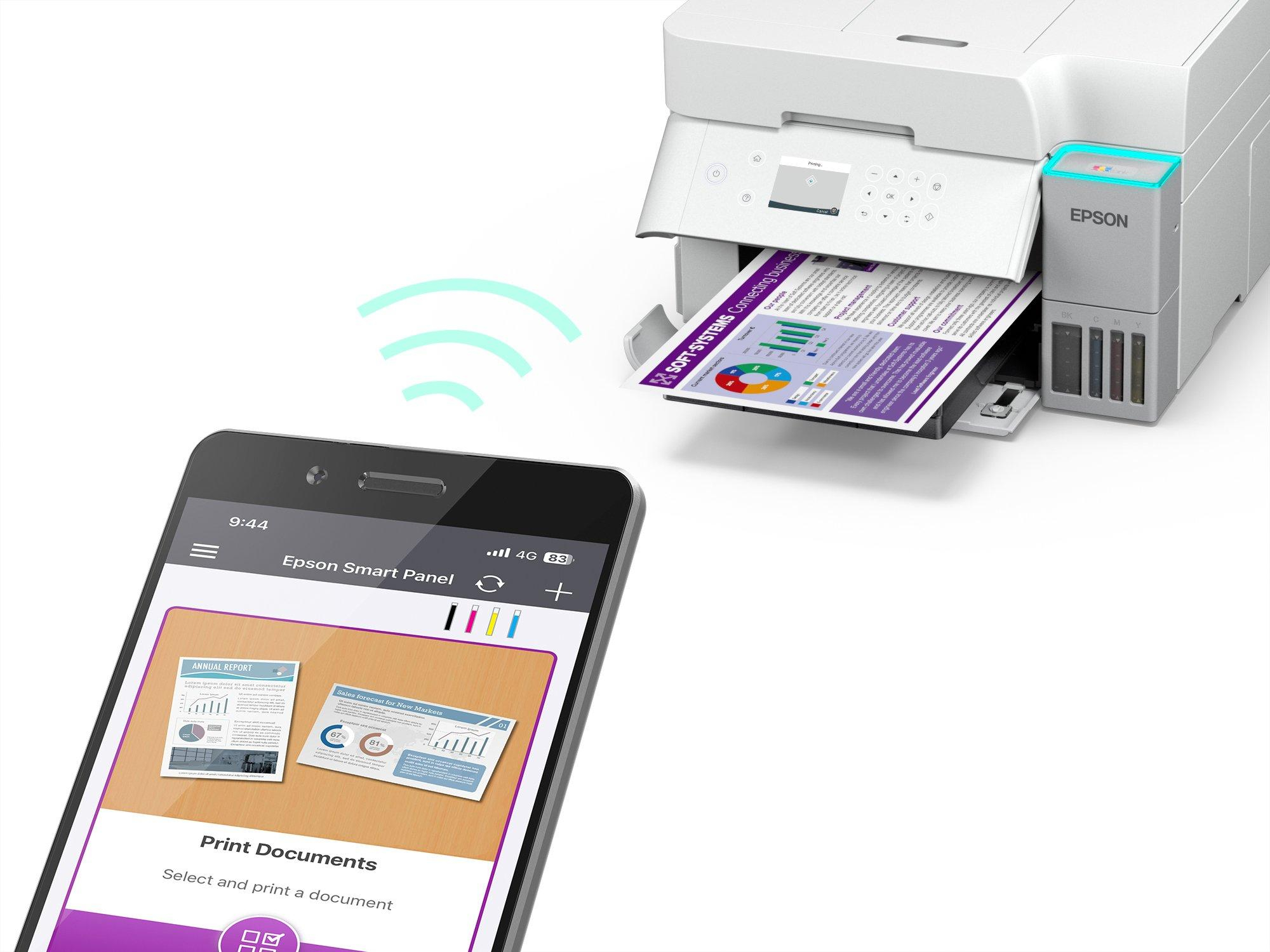 Uno smartphone si connette in modalità wireless a una stampante. Il telefono visualizza le opzioni di stampa. La stampante sta stampando un documento.