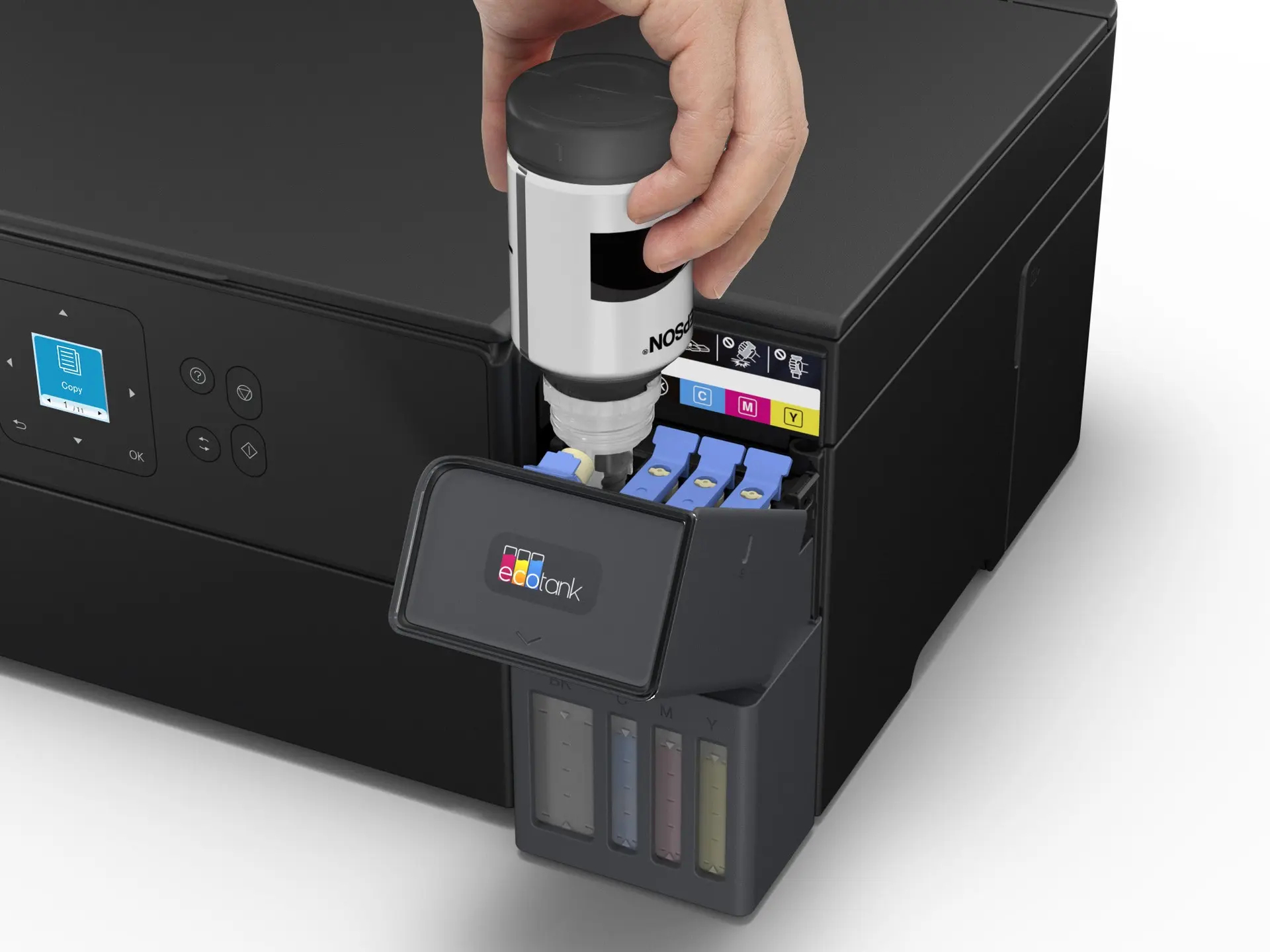 Une main verse de l'encre d'une bouteille dans une imprimante noire. L'imprimante a des emplacements d'encre colorés et un écran LCD.