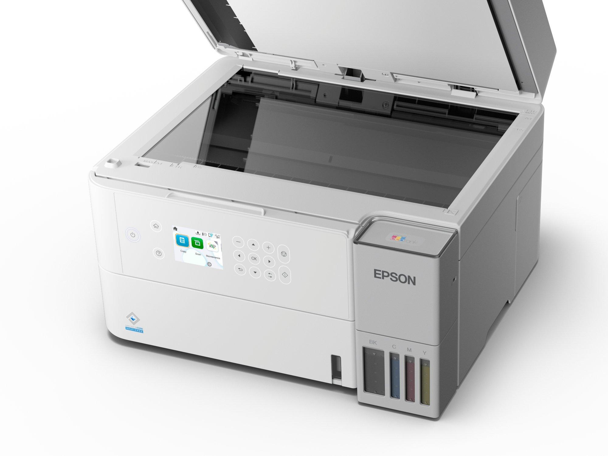 Una stampante Epson bianca con coperchio aperto. Ha uno scanner, un pannello di controllo e serbatoi di inchiostro. Il marchio è visibile.