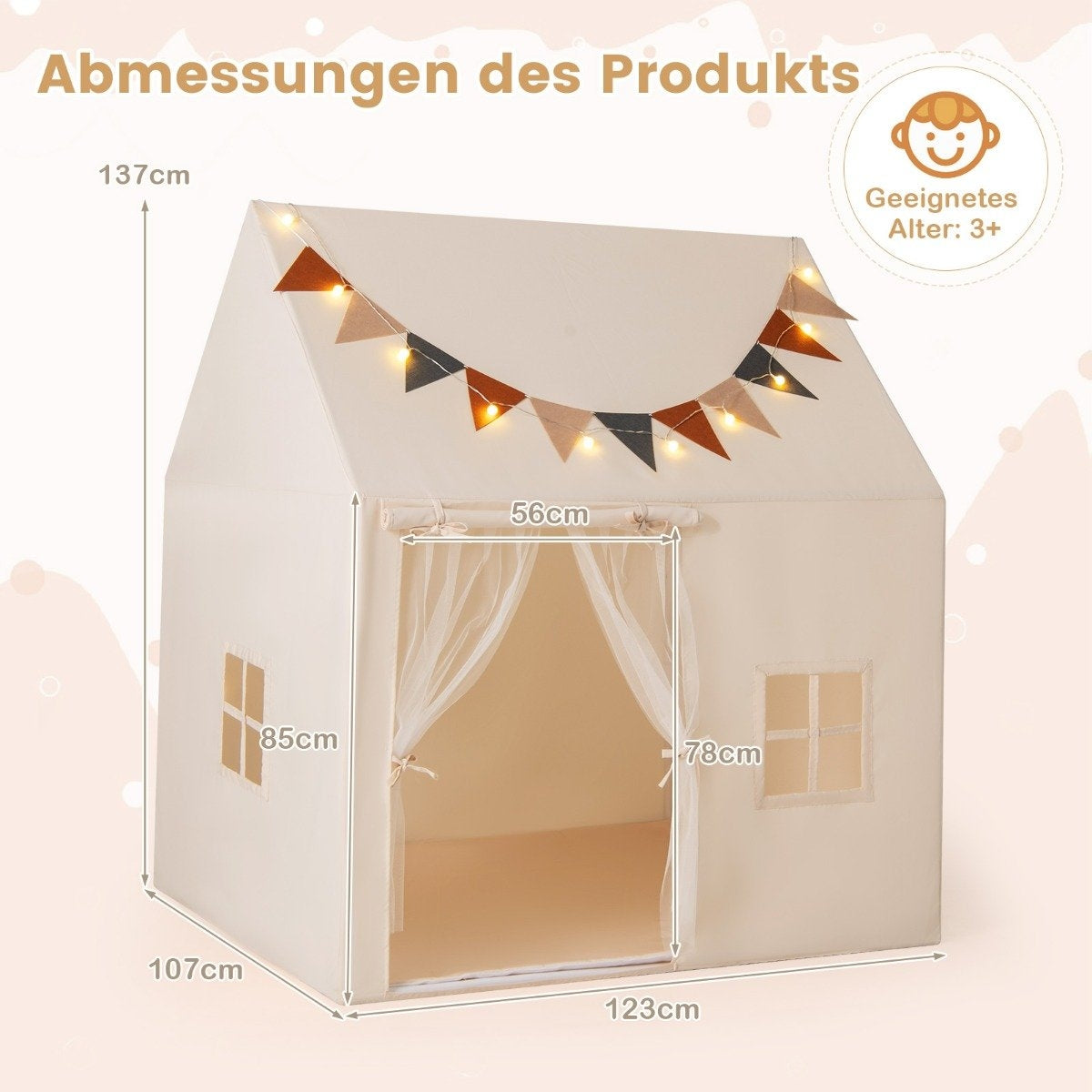 Una carpa de juego beige con dimensiones etiquetadas. Decorada con una pancarta de banderas y luces. Apta para niños mayores de 3 años.