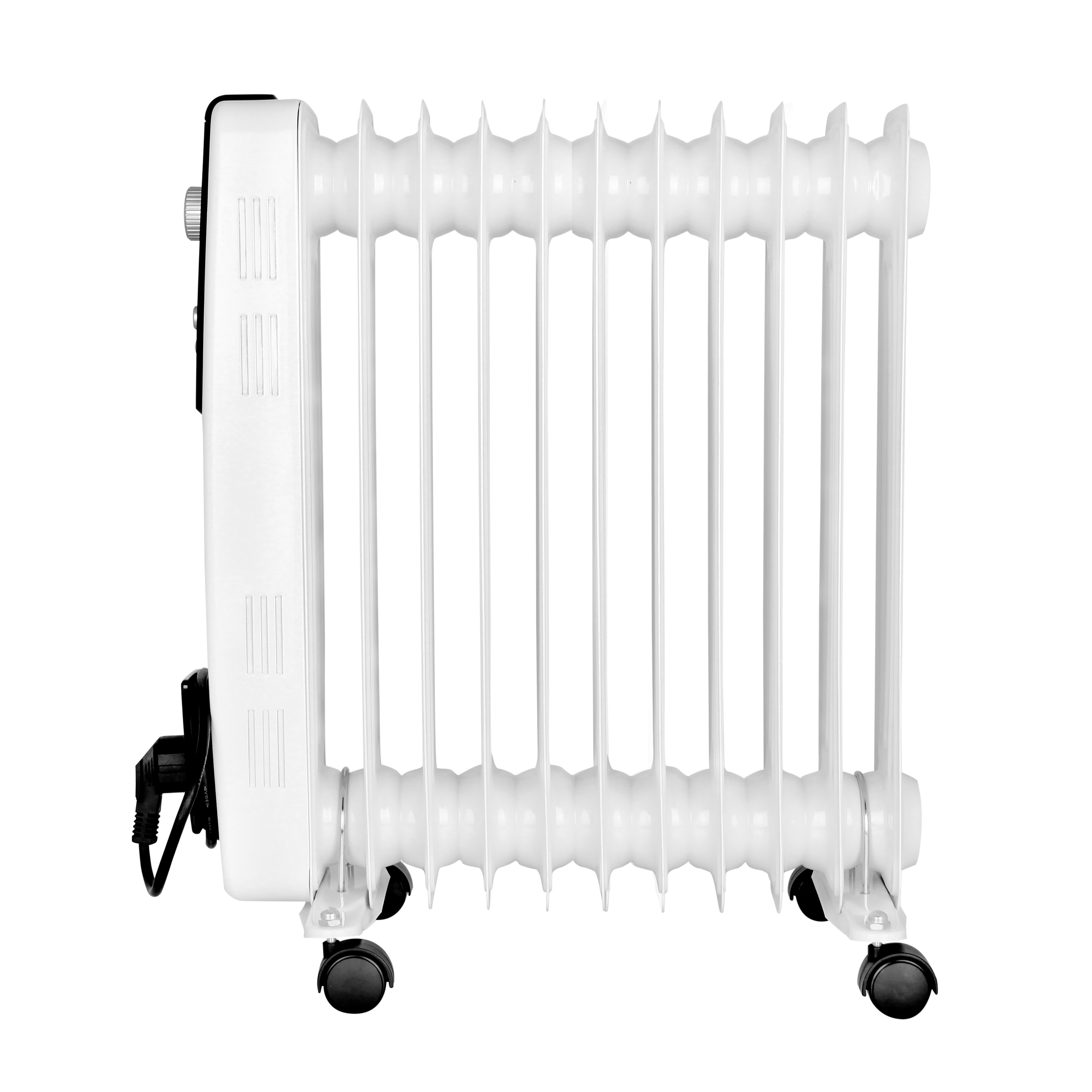 Biały grzejnik olejowy na kółkach. Czarny przewód zasilający po lewej stronie. Izolowany na białym tle.