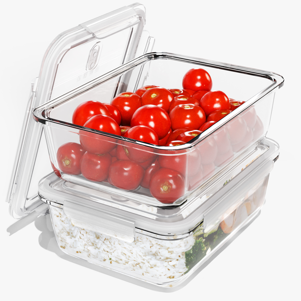 Due contenitori trasparenti con cibo: pomodori rossi e riso con verdure, coperchi aperti. Sfondo bianco.