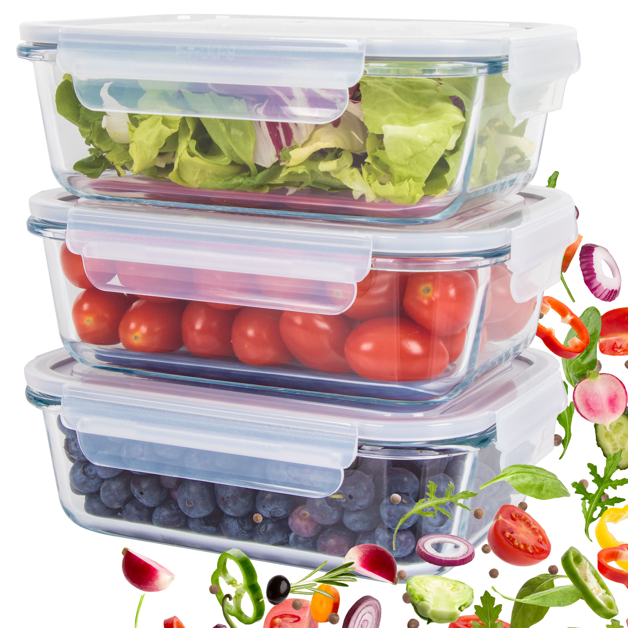 Trzy szklane pojemniki z pokrywkami, wypełnione sałatą, pomidorami i jagodami, z pływającymi warzywami.