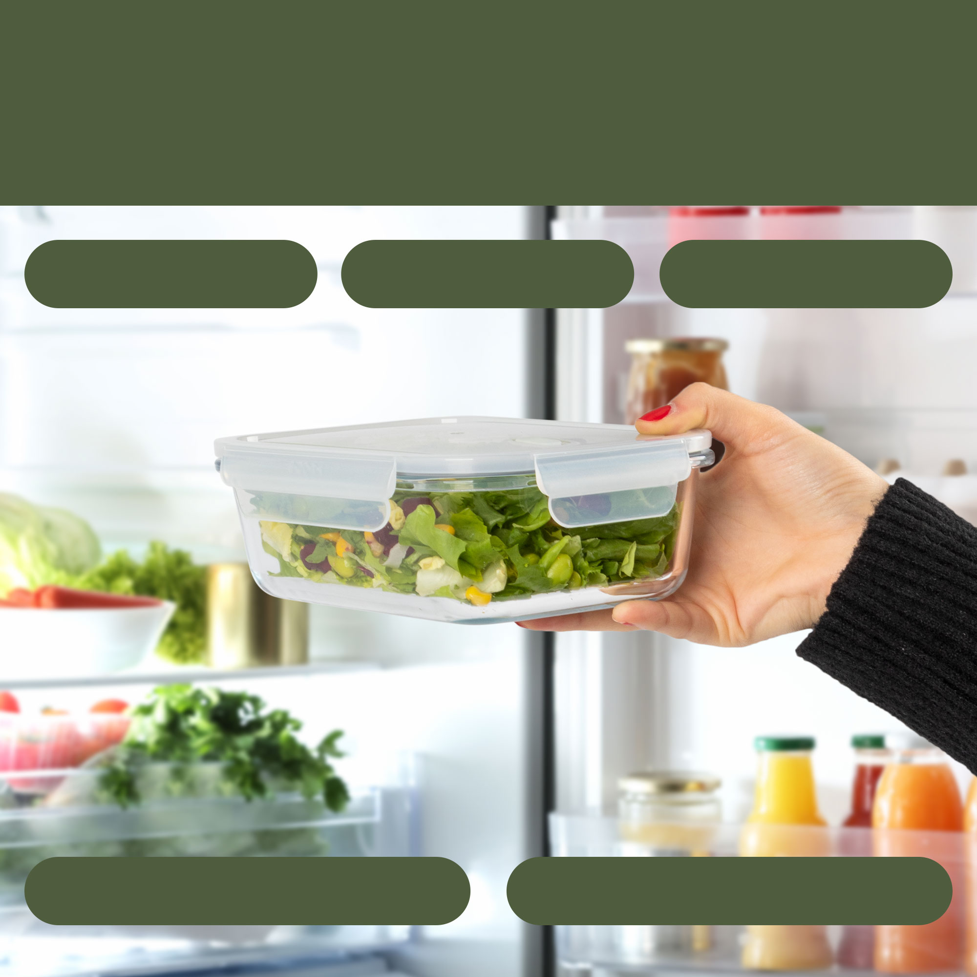 Ręka trzyma szklany pojemnik z sałatką w lodówce. W lodówce widać inne produkty spożywcze.