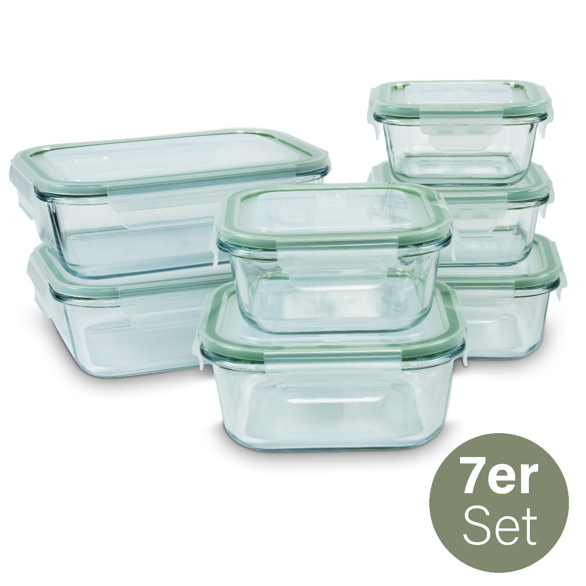 Un set di sette contenitori per alimenti in vetro trasparente con coperchi verdi. Sono di diverse dimensioni, disposti su una superficie bianca.
