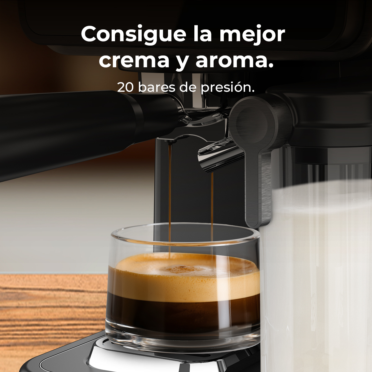 Una máquina de espresso dispensando café en un vaso. El café tiene crema. Una jarra de leche a la derecha.