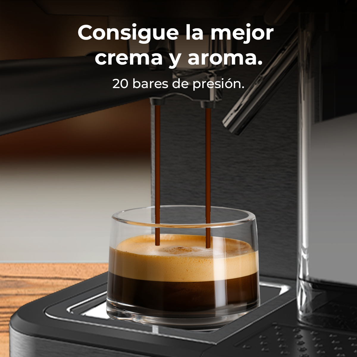 Cafetera dispensando espresso en un vaso. El café tiene una capa cremosa y es de color marrón oscuro.