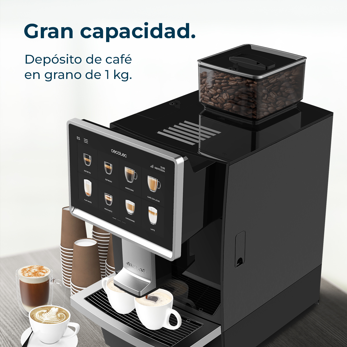 Una cafetera negra con pantalla táctil, granos de café y tazas de café. Texto: Gran capacidad, Depósito de café en grano de 1 kg.