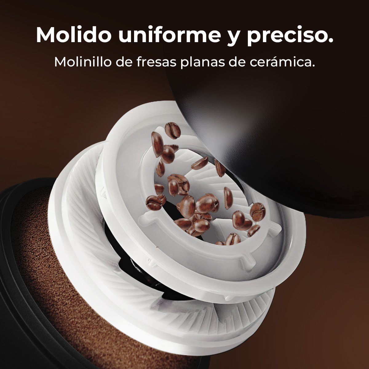 Un molinillo de café con cuchillas de cerámica muele granos de café. Granos de café marrones están dentro del molinillo. Una parte negra está arriba.