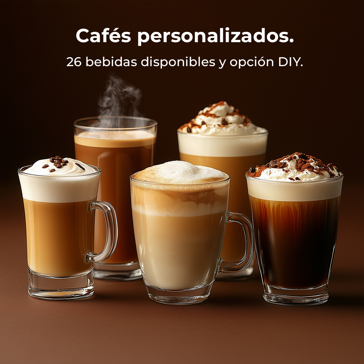 Cinco cafés en vasos transparentes con diferentes aderezos. Texto arriba: 'Cafés personalizados'.
