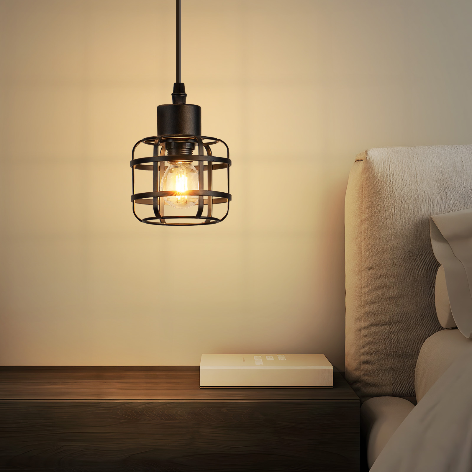 Lampa wisząca z kloszem w kształcie klatki wisi nad szafką nocną. Po prawej stronie łóżko. Książka na szafce nocnej.