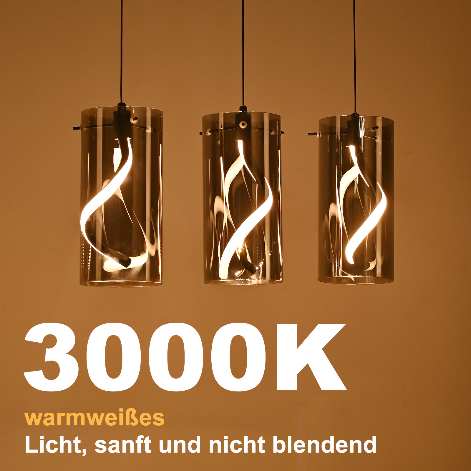 Drei Pendelleuchten mit warmem, weichem Licht. Die Leuchten sind zylindrisch, mit einem weißen, gewirbelten Design im Inneren, vor braunem Hintergrund.