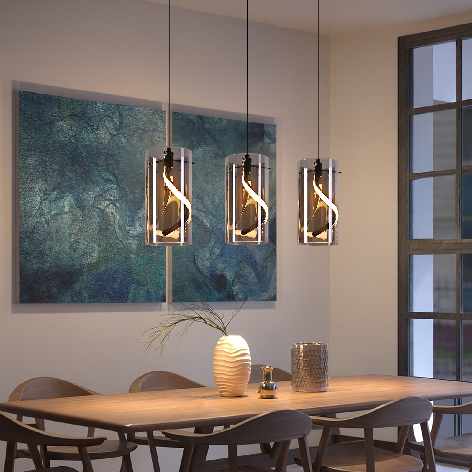 Esszimmer mit drei Hängelampen, Tisch, Stühlen, Kunst und Fenster. Warme Beleuchtung und elegante Einrichtung.