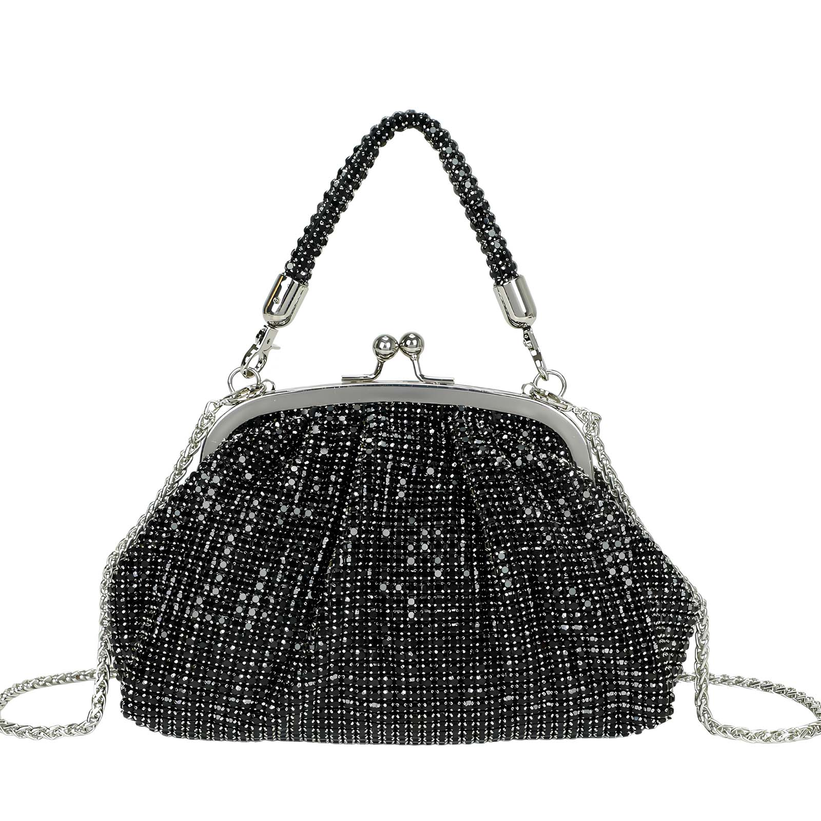 Una pochette nera con perline con cornice e cinturino a catena argentati, manico e chiusura, su sfondo bianco.