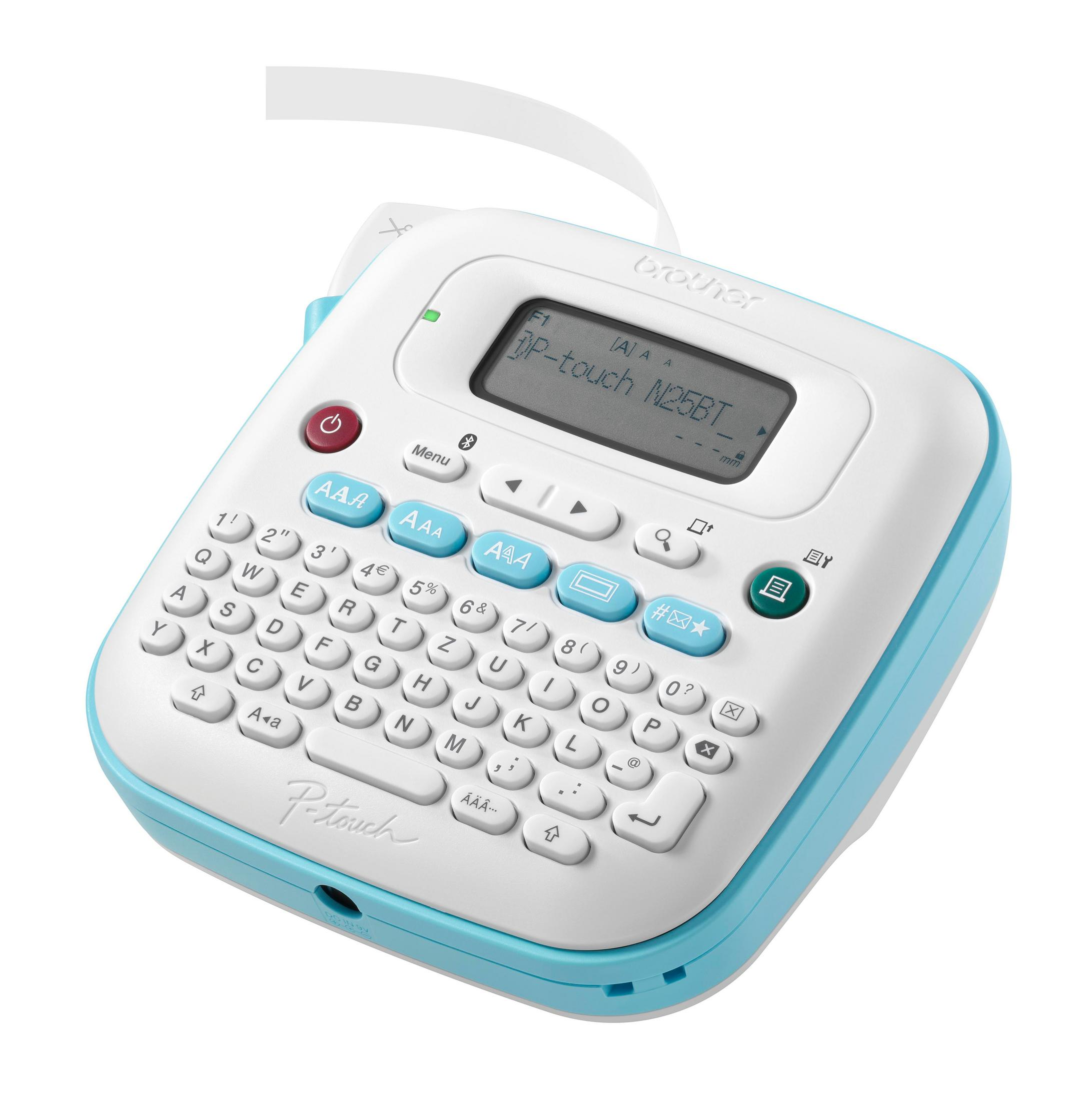 Biało-niebieska etykieciarka Brother P-touch N25BT z klawiaturą i wyświetlaczem, z której wychodzi taśma.