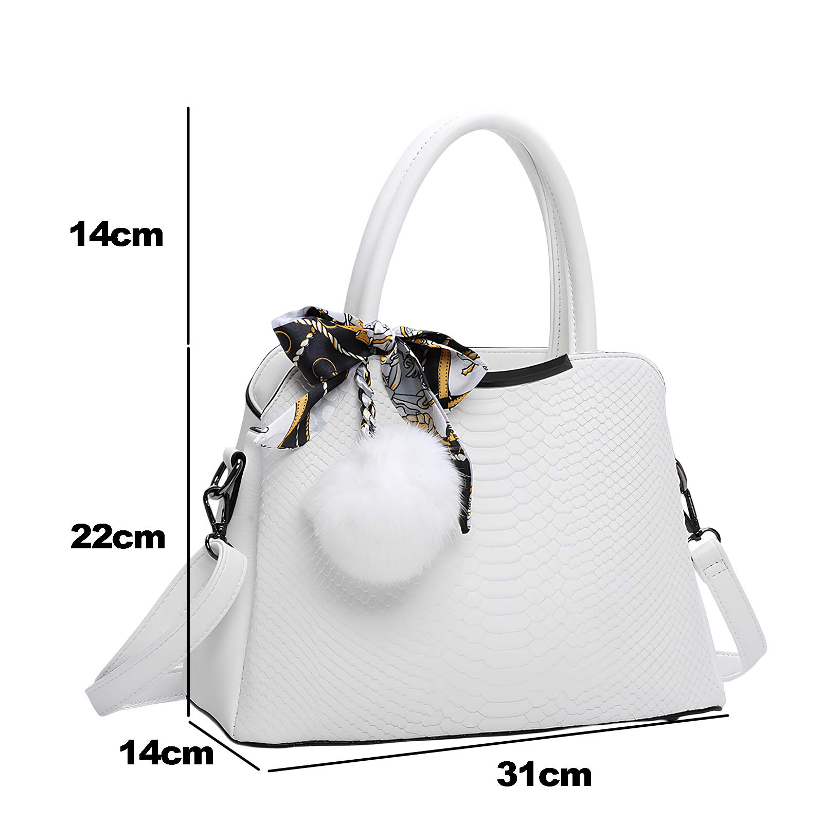 Bolso blanco con lazo, pompón y correa. Medidas: 14cm x 22cm x 14cm x 31cm. Acentos negros y superficie texturizada.