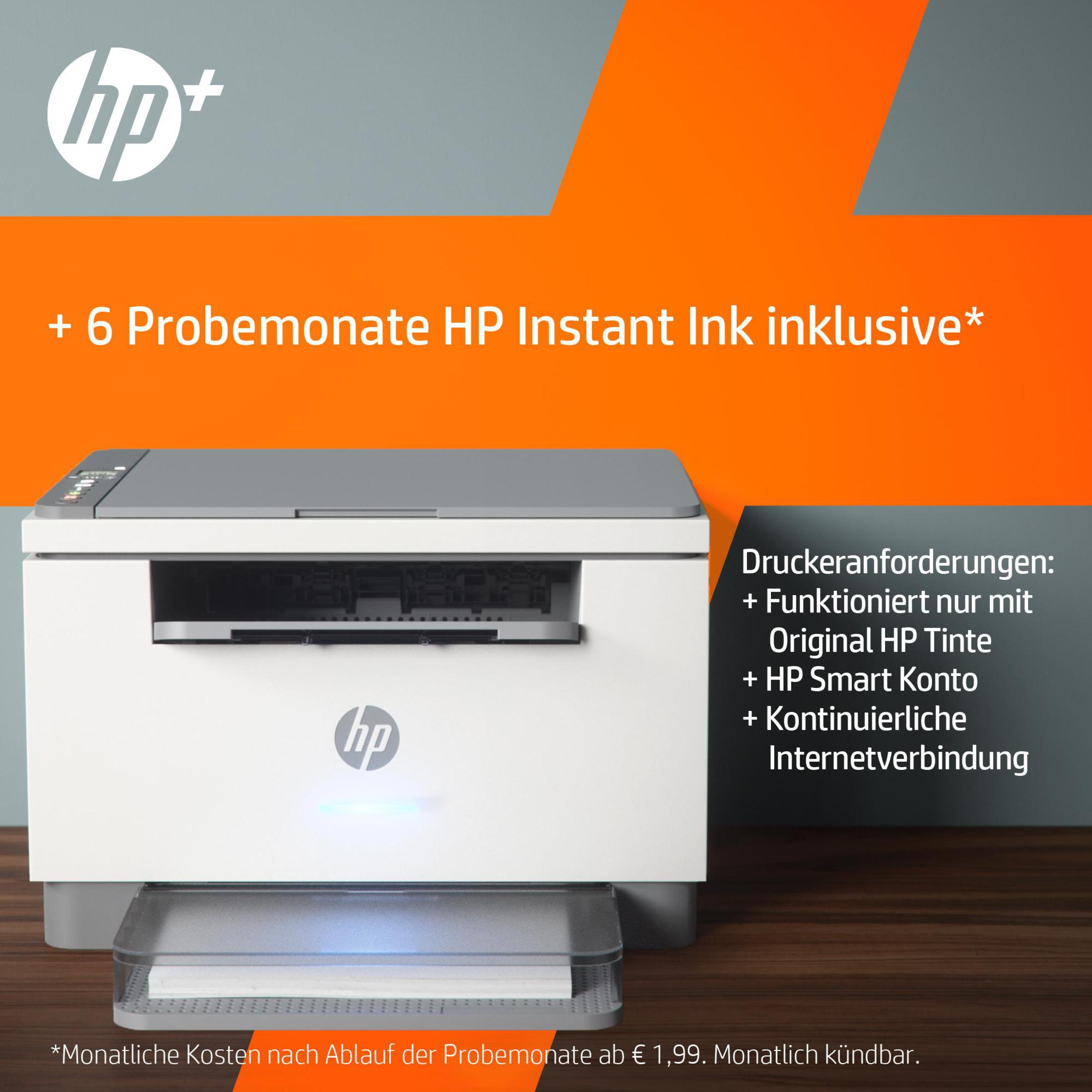 Gezeigt wird ein HP-Drucker. Der Drucker ist weiß mit grauem Deckel. Text erwähnt 'HP Instant Ink' und Abonnementdetails.