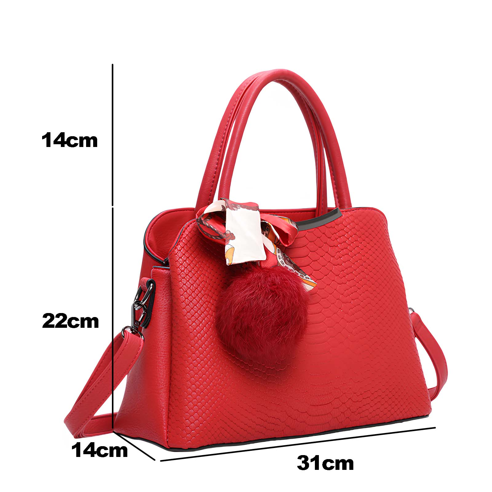 Un bolso rojo con dimensiones etiquetadas. Tiene un adorno esponjoso y una bufanda estampada. El bolso mide 31 cm de ancho y 22 cm de alto.
