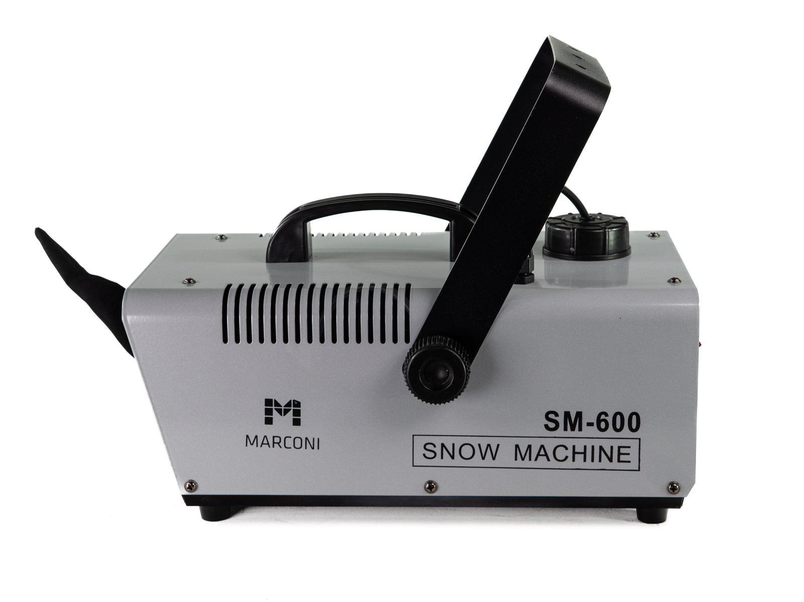 Eine silberne Marconi SM-600 Schneemaschine mit schwarzem Griff, Düse und Halterung. Es ist auf weißem Hintergrund.