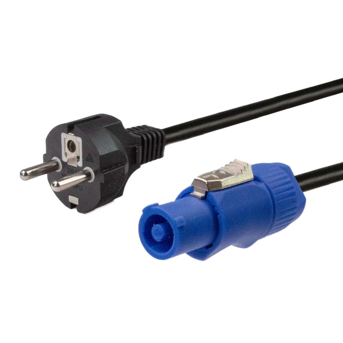 Ein schwarzer Netzstecker und ein blauer Stecker mit einem schwarzen Kabel vor weißem Hintergrund.