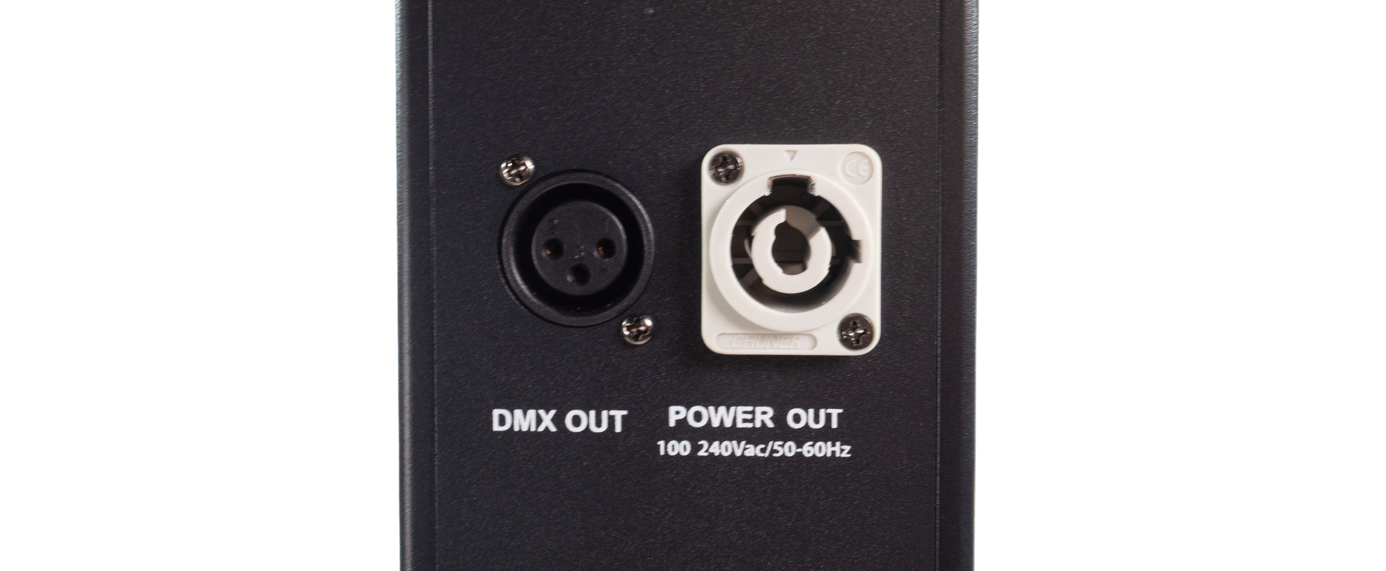 Schwarzes Panel mit DMX- und Stromausgangsanschlüssen. Weißer Text zeigt Funktionen und Spannung an.