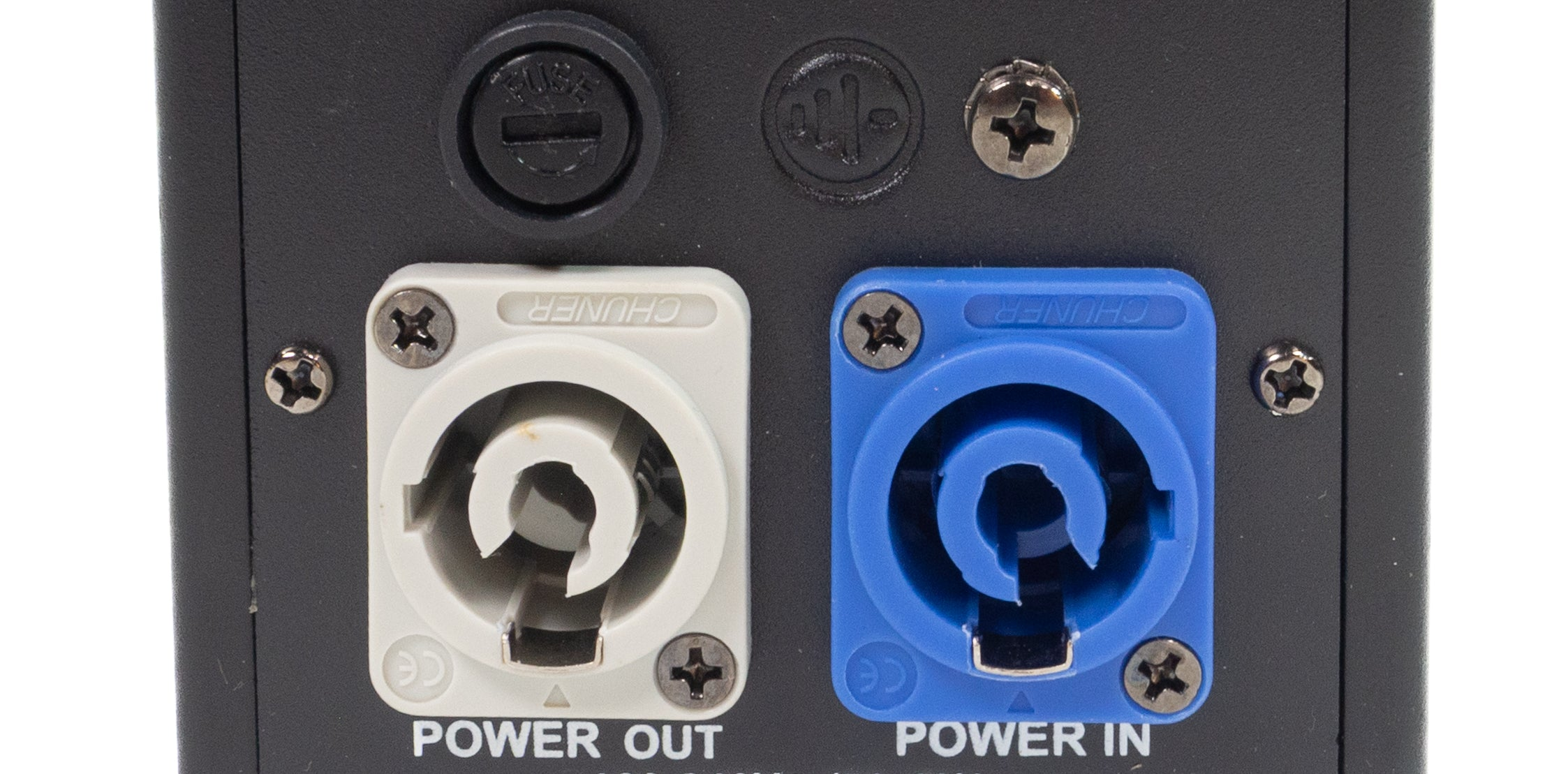 Nahaufnahme einer schwarzen Platte mit Stromanschlüssen. Es gibt zwei runde und zwei rechteckige Anschlüsse mit der Aufschrift POWER IN und POWER OUT.