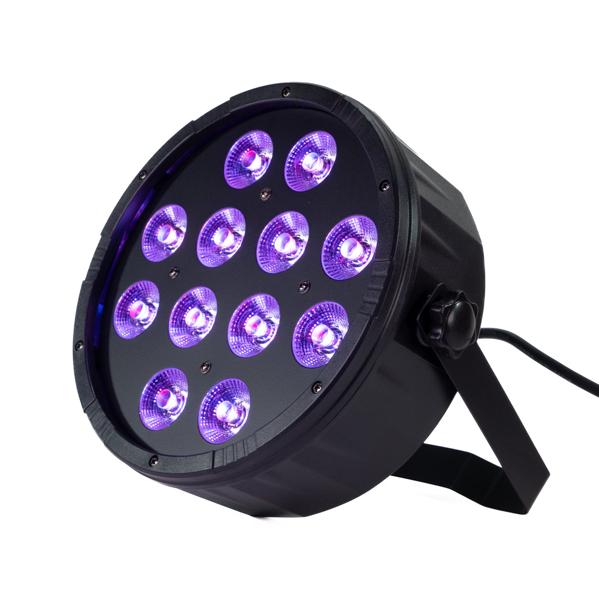 Ein schwarzer Bühnenscheinwerfer mit 12 violetten LEDs. Er hat eine Halterung und ein Kabel. Der Hintergrund ist weiß.
