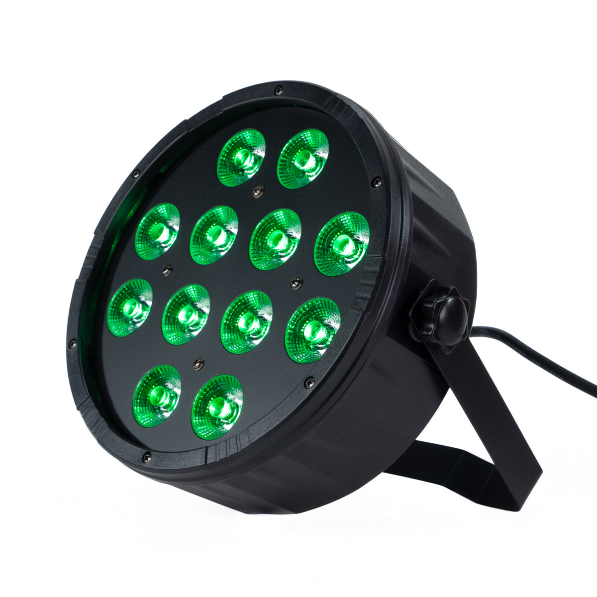 Ein schwarzer Bühnenscheinwerfer mit 12 grünen Lichtern. Er hat einen schwarzen Ständer und ein Netzkabel. Der Hintergrund ist weiß.