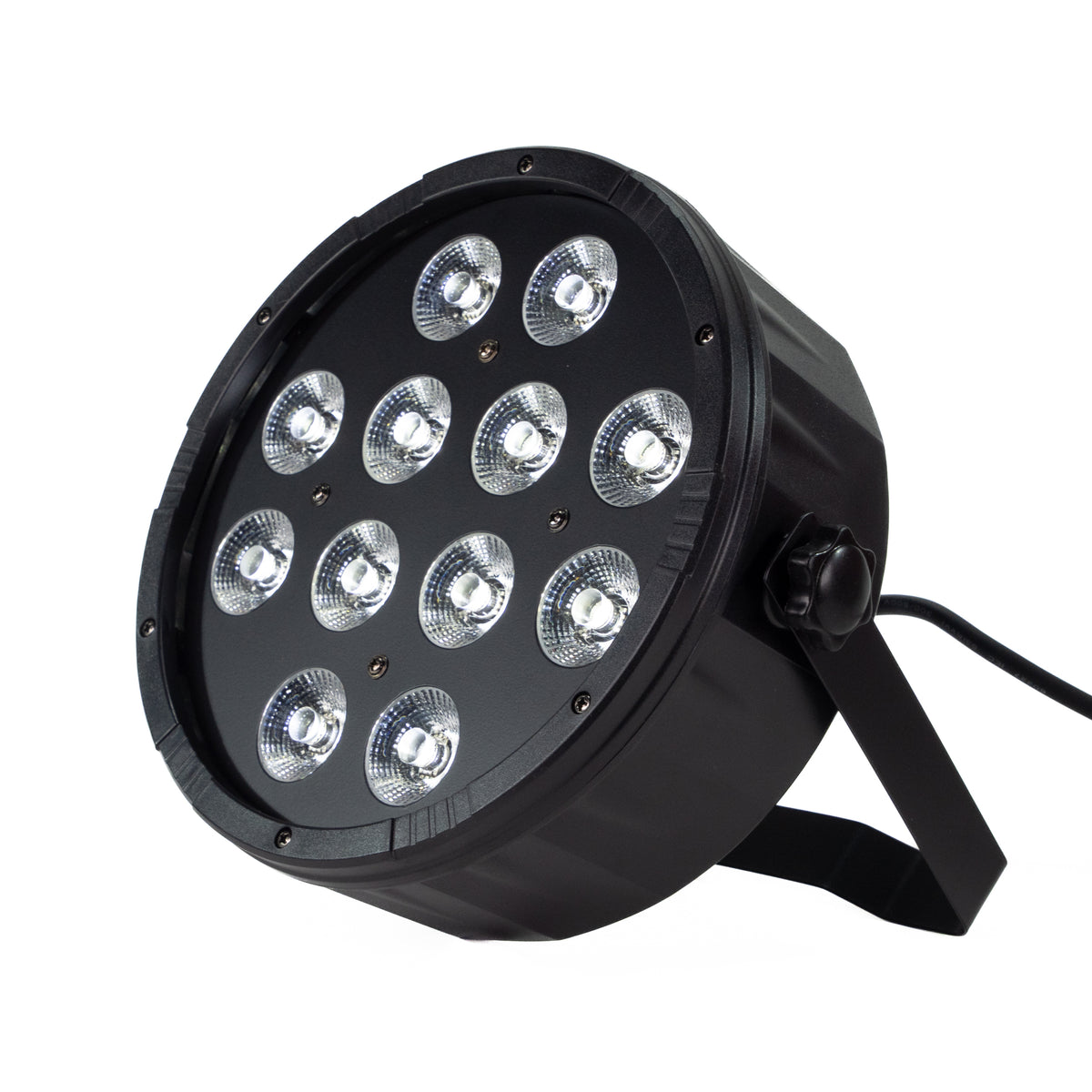 Schwarzer LED-Bühnenscheinwerfer mit mehreren hellen Lichtern. Er hat einen Griff und ein Netzkabel. Isoliert auf weißem Hintergrund.