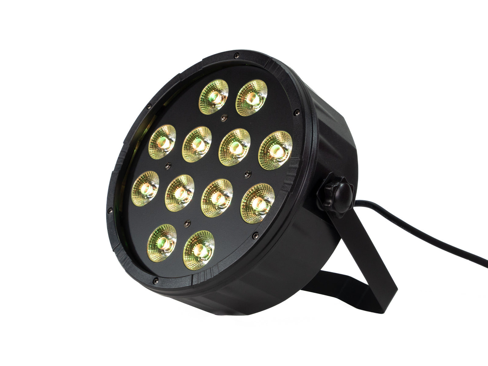 Schwarzer Bühnenscheinwerfer mit 12 hellen gelb-grünen LEDs. Er hat einen Ständer und ein Netzkabel vor weißem Hintergrund.