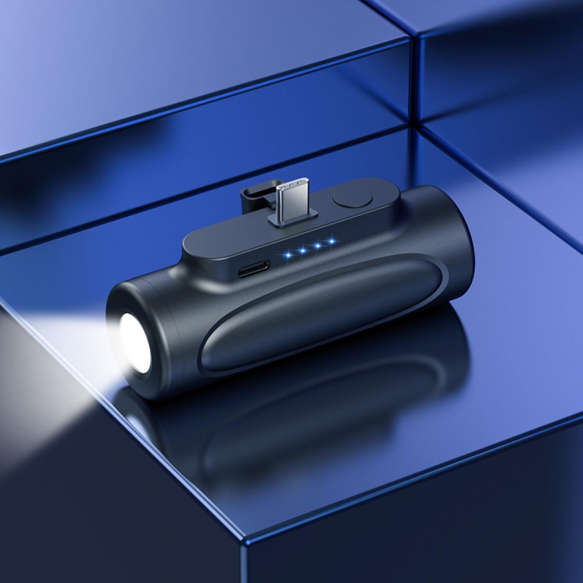 Eine dunkelblaue Taschenlampe auf einer blauen Oberfläche, die hellweißes Licht aussendet. Das Gerät hat einen USB-C-Anschluss und Leistungsanzeigen.