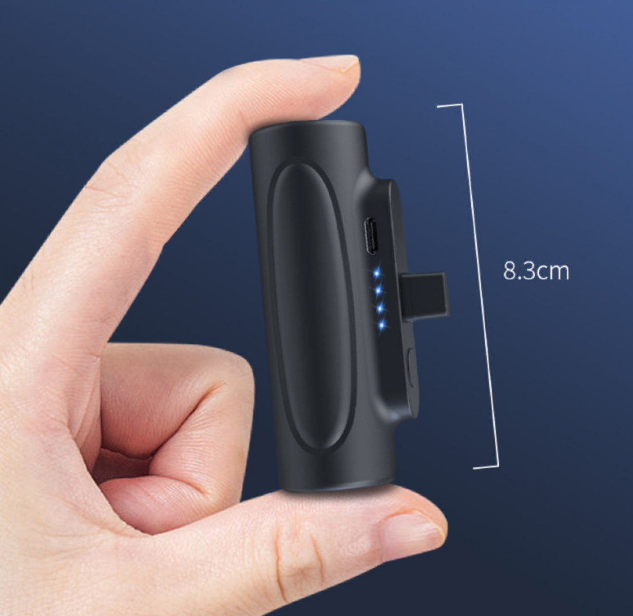 Eine Hand hält ein schwarzes, zylindrisches Gerät. Das Gerät hat einen USB-Anschluss und blaue LED-Leuchten. Die Größe ist 8,3 cm.