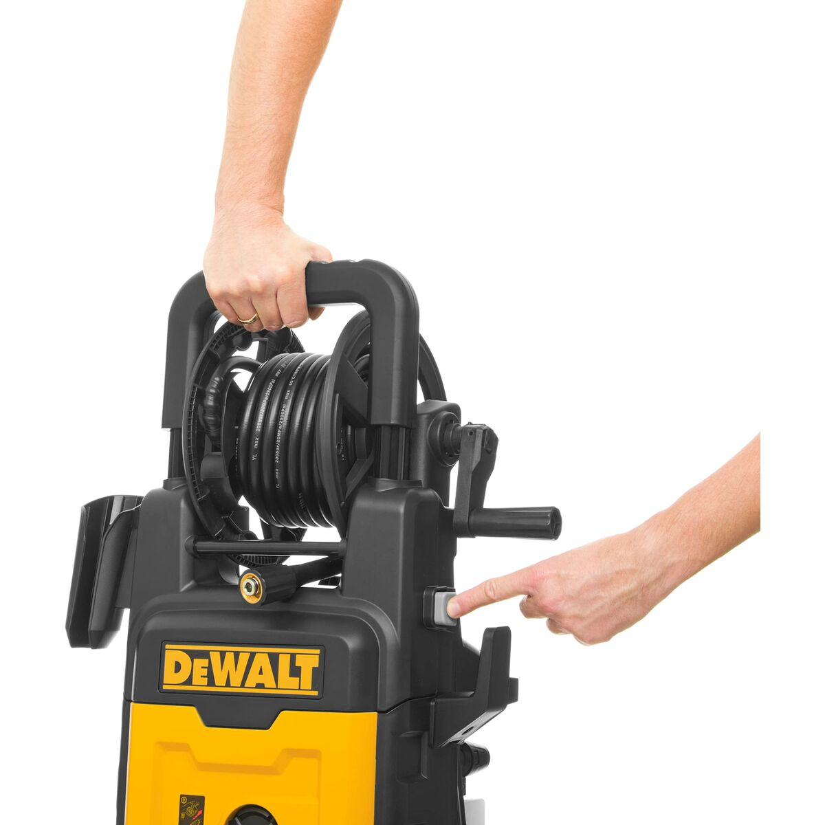 Eine Person bedient einen gelb-schwarzen DeWalt-Hochdruckreiniger. Eine Hand hält den Griff, die andere drückt einen Knopf.